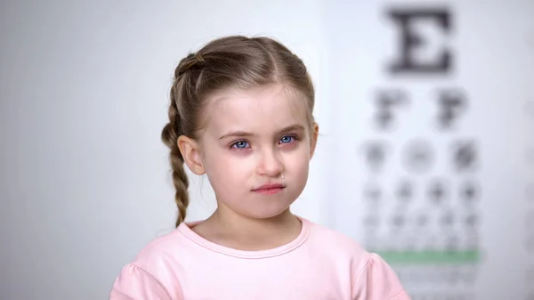 Pequeña Niña Llorosa Mirando Cámara Con Miedo Usar Gafas Corrección —  Fotos de Stock