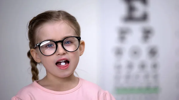 Aranyos Gyermek Lány Szemüveg Vesz Pirula Látás Kezelésére Segítőkész Vitaminok — Stock Fotó