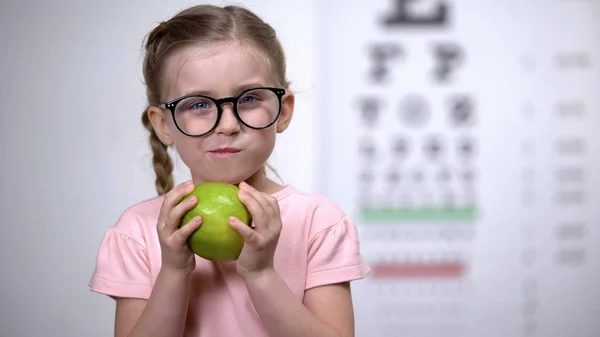 Menina Adorável Óculos Comer Maçã Vitaminas Naturais Para Olhos Cuidados — Fotografia de Stock