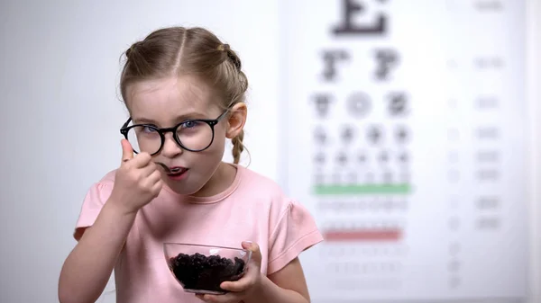 Yaban Mersini Yiyen Gözlükgülümseyen Kız Görme Geliştirmek Için Doğal Vitaminler — Stok fotoğraf