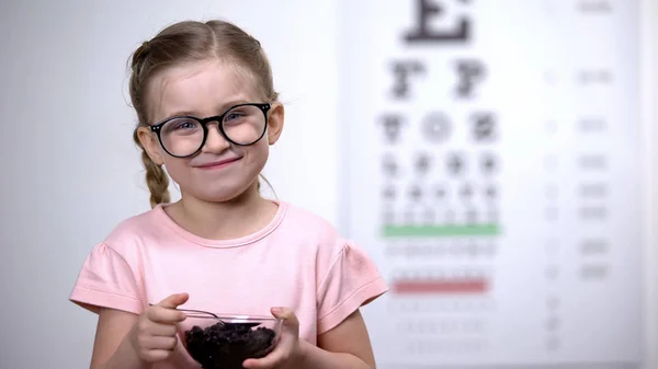 Glückliches Mädchen Brille Mit Schale Mit Blaubeeren Natürlichen Vitaminen Sehvermögen — Stockfoto