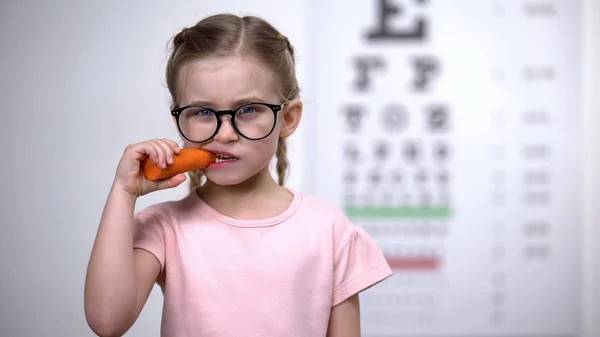 Menina Bonito Feliz Óculos Comendo Cenoura Vitamina Para Boa Visão — Fotografia de Stock