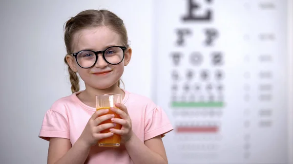 Menina Pequena Bonito Segurando Vidro Com Smoothie Cenoura Vitaminas Olho — Fotografia de Stock