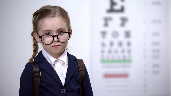 Söt Schoolgirl Ser Över Glasögon Allvarligt Barn Med God Syn — Stockfoto