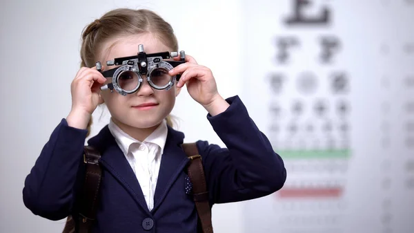 Schoolgirl Görme Keskinliği Belirlemek Için Optik Deneme Çerçevesi Koyarak Optometrist — Stok fotoğraf
