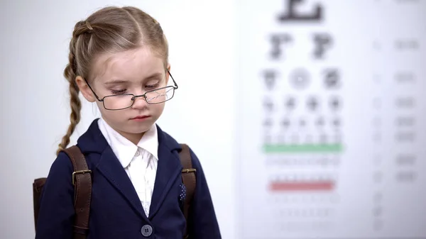 Triste Écolière Dans Des Lunettes Cassées Sent Mal Aise Intimidé — Photo