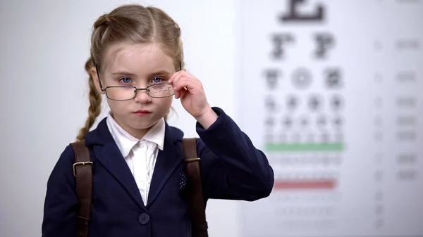 Écolière Pleurant Portant Des Lunettes Cassées Été Intimidée Par Des — Photo