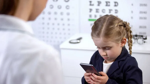 Naughty Child Playing Smartphone Ophthalmologist Consultation Addiction — Stock Photo, Image