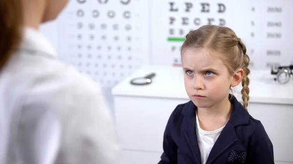 Kapriziöses Kleines Mädchen Weigert Sich Eine Brille Tragen Optiker Versucht — Stockfoto