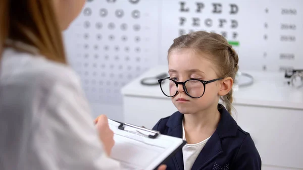 Optometrista Che Prescrive Occhiali Turbare Bambino Raccomandazioni Sul Trattamento Degli — Foto Stock