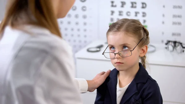 Amable Óptico Que Apoya Colegiala Con Gafas Rotas Víctima Acoso —  Fotos de Stock