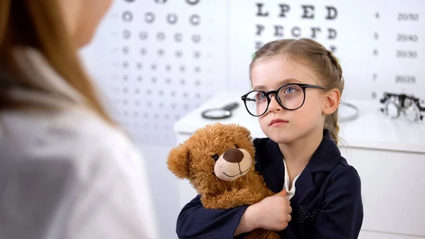 Guter Optiker Gibt Teddybär Verärgerte Patientin Psychologische Hilfe — Stockfoto