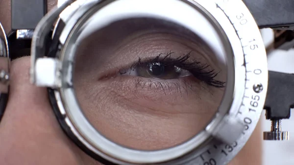 Frauenauge Mit Optischem Versuchsrahmen Nahaufnahme Untersuchung Der Sehschärfe Optik — Stockfoto