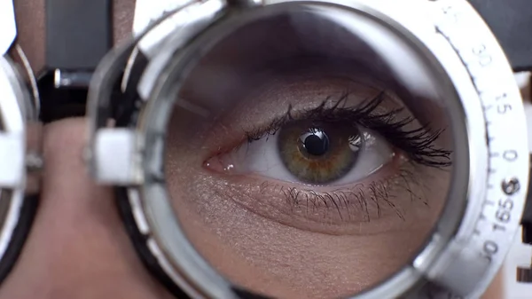 光学トライアルフレーム レンズ選択 視力チェックでクローズアップ女性の目 — ストック写真