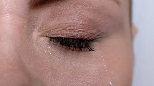沮丧的女性哭泣与眼泪特写 压倒性的痛苦损失 — 图库照片