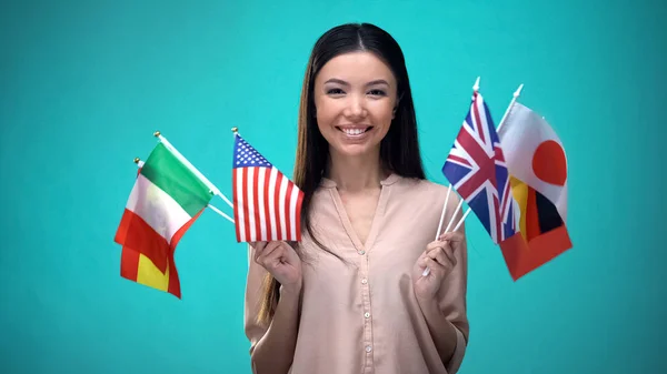 Mujer Con Muchas Banderas Eligiendo País Para Viajar Relaciones Internacionales — Foto de Stock