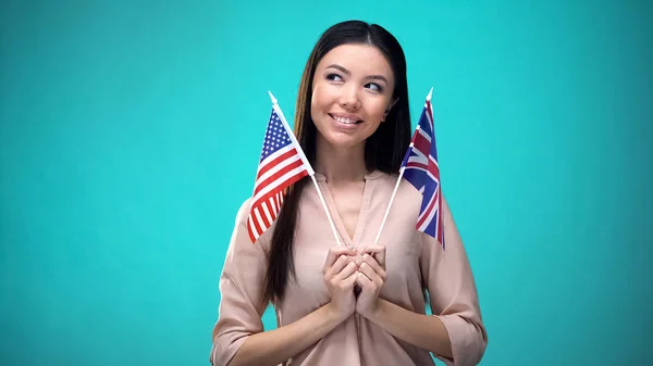Menina Curiosa Segurando Bandeiras Grã Bretanha Dos Eua Diferença Idioma — Fotografia de Stock
