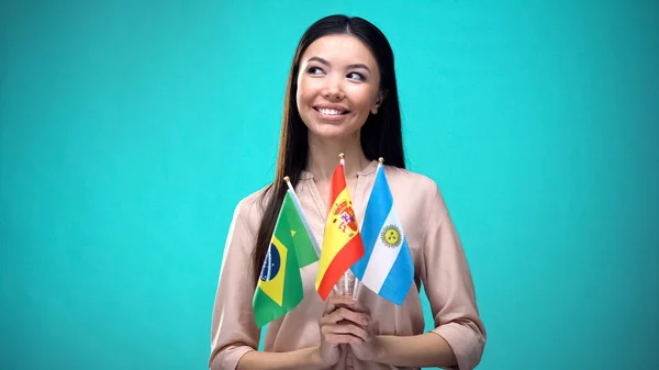 Mujer Curiosa Sosteniendo Banderas Brasil España Argentina Aprendiendo Idiomas — Foto de Stock