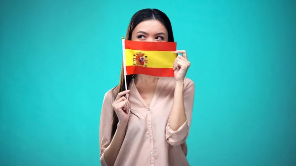 Pige Dækker Ansigt Med Spansk Flag Lære Sprog Uddannelse Rejser - Stock-foto
