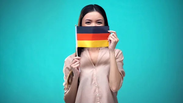 Lady Cubriendo Cara Con Bandera Alemana Aprendiendo Idiomas Educación Viajes — Foto de Stock