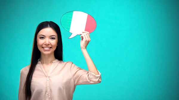 微笑的女孩拿着意大利国旗演讲泡泡 学习语言 旅行的想法 — 图库照片