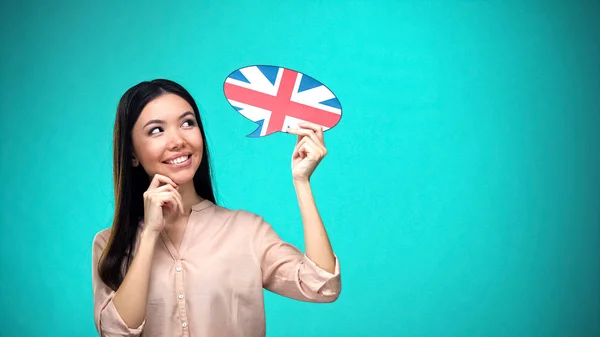 Mulher Curiosa Segurando Bandeira Britânica Sinal Aprendendo Língua Educação Exterior — Fotografia de Stock