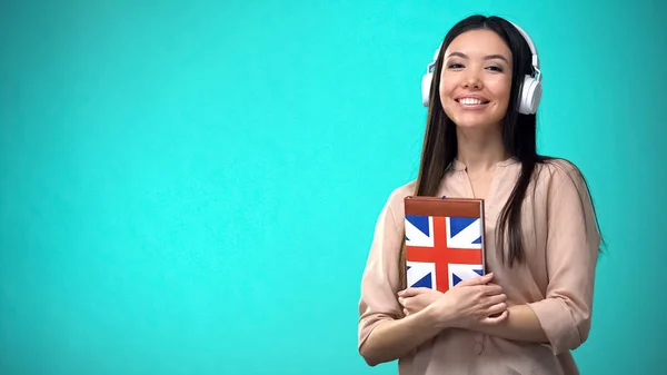 Menina Estudante Ouvindo Inglês Britânico Aulas Áudio Fone Ouvido Livro — Fotografia de Stock