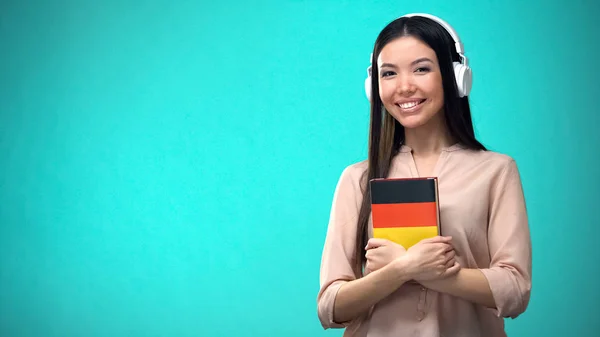 Chica Escuchando Lecciones Audio Alemán Auriculares Libro Las Manos Traducciones — Foto de Stock