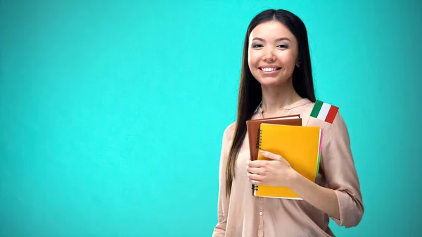 Fröhliche Frau Mit Italienischem Fahnenbuch Ausbildung Ausland Sprache Lernen — Stockfoto