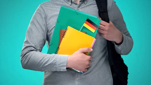 Estudante Sexo Masculino Segurando Cadernos Com Bandeira Alemã Programa Educação — Fotografia de Stock