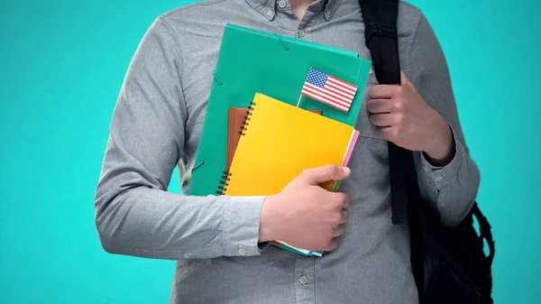 Student Trzyma Notebooki Flagą Usa Międzynarodowy Program Edukacyjny — Zdjęcie stockowe