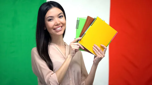 イタリア国旗 外国語コースに対するコピーブックを示す笑顔の女性 — ストック写真