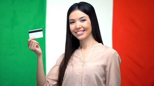 Mulher Positiva Segurando Cartão Crédito Contra Bandeira Italiana Serviço Transferência — Fotografia de Stock