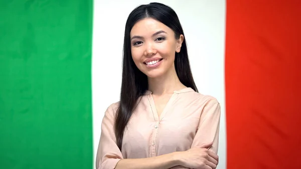 Självsäker Kvinna Tittar Kamera Mot Italienska Flaggan Bakgrund Medborgarskap — Stockfoto