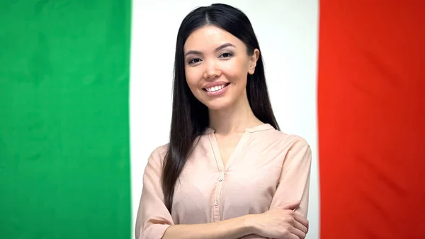 Mulher Confiante Olhando Para Câmera Contra Fundo Bandeira Italiana Cidadania — Fotografia de Stock