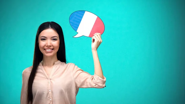Chica Sonriente Sosteniendo Burbuja Del Habla Bandera Francesa Aprendiendo Idioma — Foto de Stock