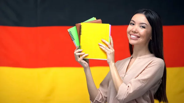 Mulher Alegre Mostrando Livros Contra Bandeira Alemã Cursos Línguas Estrangeiras — Fotografia de Stock