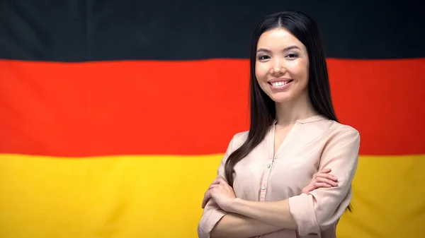 Asiatin Steht Mit Gekreuzten Händen Vor Deutscher Fahne Hintergrund — Stockfoto