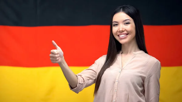 Alman Bayrağı Arka Plan Karşı Thumbs Işareti Gösteren Güzel Asyalı — Stok fotoğraf
