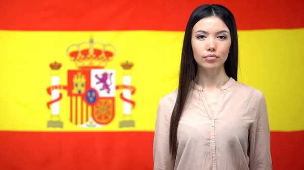 Kamera Spanyol Bayrağı Arka Plan Pasaport Kontrolü Bakarak Emin Kadın — Stok fotoğraf