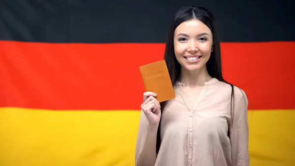 Lachende Vrouw Holding Paspoort Tegen Duitse Vlag Achtergrond Migratie — Stockfoto