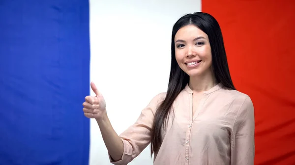 Mujer Asiática Feliz Mostrando Pulgares Hacia Arriba Contra Fondo Bandera — Foto de Stock