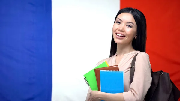 Vrouwelijke Student Bezit Copybooks Tegen Franse Vlag Internationaal Onderwijs — Stockfoto