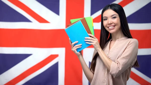 Estudante Muito Feminina Mostrando Livros Contra Bandeira Britânica Aprendendo Idioma — Fotografia de Stock