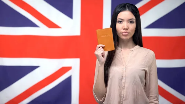 Mulher Asiática Confiante Mostrando Passaporte Contra Fundo Bandeira Britânica Emigrante — Fotografia de Stock