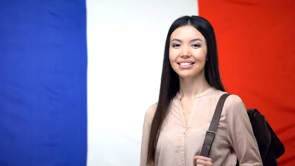 Estudiante Sonriente Con Mochila Pie Contra Bandera Francesa Educación Extranjero — Foto de Stock