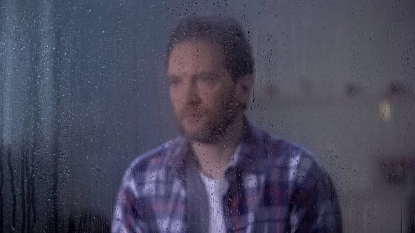 Depresif Erkek Yaşam Sorunları Melankoli Ilgisizlik Yağmurlu Pencere Hakkında Düşünme — Stok fotoğraf