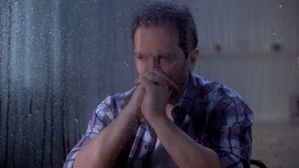 Umutsuz Adam Yağmurlu Günde Yaşam Sağlık Sorunları Hakkında Düşünme Depresyon — Stok fotoğraf