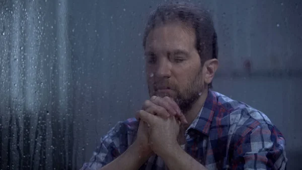 Hombre Adulto Orando Pidiendo Dios Misericordia Fuerza Tiempo Lluvioso — Foto de Stock