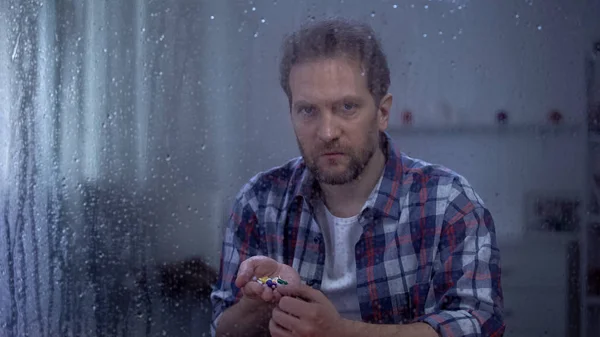 Umutsuz Erkek Yağmurlu Pencerearkasında Avuç Içinde Hap Tutan Intihar Girişimi — Stok fotoğraf